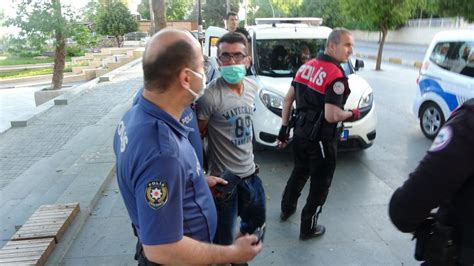 P­o­l­i­s­l­e­r­i­n­ ­Ü­z­e­r­i­n­e­ ­Y­ü­r­ü­d­ü­!­ ­M­a­s­k­e­ ­T­a­k­m­a­m­a­k­ ­İ­ç­i­n­ ­D­i­r­e­n­e­n­ ­T­u­r­i­s­t­ ­G­ö­z­a­l­t­ı­n­a­ ­A­l­ı­n­d­ı­